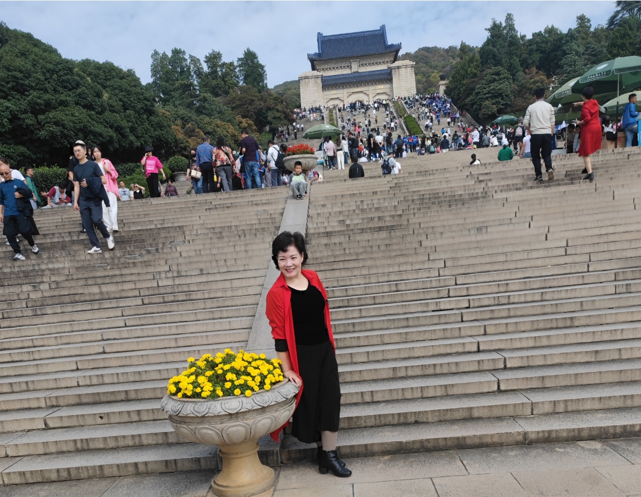 陪京汉名家吴荣花游览中山陵